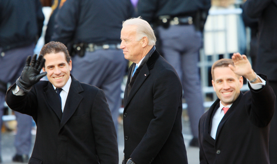 In January 2009 Hunter Biden (left), elected Joe Biden (center), Biden's eldest son, Bo Biden (right). [AFP=연합뉴스]