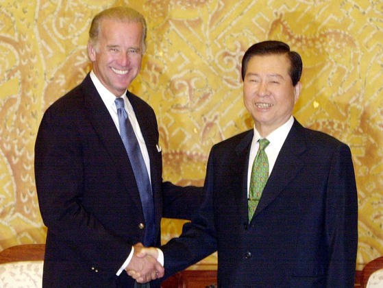 The late former President Kim Dae-jung is interviewing then-Senate Foreign Relations Chairman Joe Biden at the Blue House in 2001.[청와대사진기자단]