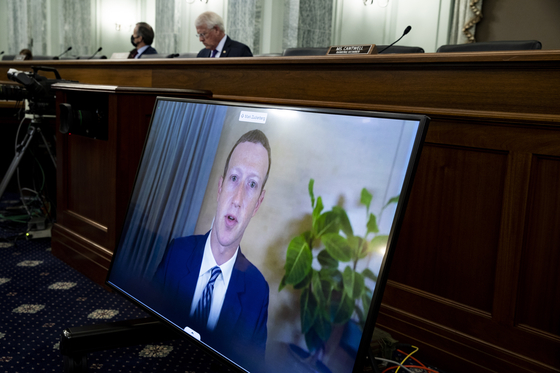 Facebook CEO Mark Zuckerberg, who attended the US Senate hearing on 28 last month to testify.  Photo Yonhap News