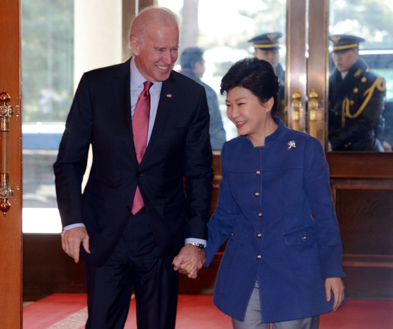 Joe Biden, who visited Korea in December 2013 as Vice President of the United States, meets with President Park Geun-hye at the Blue House, shakes hands tightly to greet them, and heads to the book desk. visits.  [청와대사진기자단]