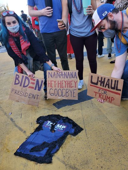 People gathered outside the White House in Washington DC on the 7th to celebrate the election of Democratic Party candidate Joe Biden 