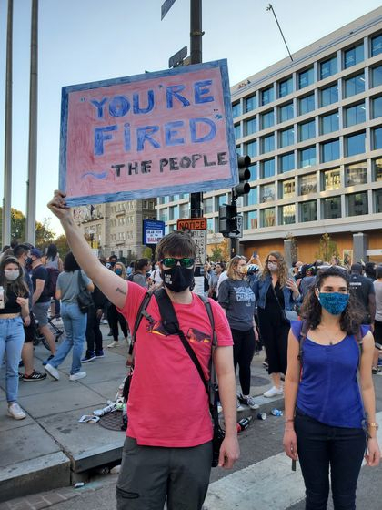 On the 7th (local time), crowds gathered outside the White House in Washington DC to celebrate the election of Democratic Party candidate Joe Biden. [워싱턴=박현영 특파원]