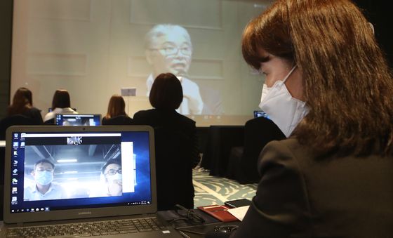 The 2020 China Import and Export videoconference was held at the Havana Central Busan Hotel in Nam-gu, Busan on July 1st to break the export path of Busan companies blocked by Corona 19. The picture shows a video consultation not face to face.  Reporter Song Bong-geun