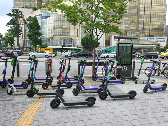 Shared electric skateboard parked in front of Exit 1 of Jamsil Station in Seoul.  Reporter Park Min-je