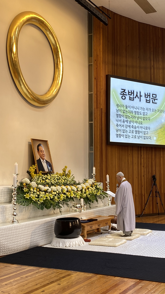 8일 전북 익산 원불교총부에서 열린 '중산 이건희 대호법 추도식'에서 전산 종법사가 고인의 영전에서 법문을 내리고 있다. [사진 원불교]