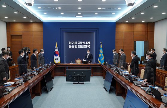 President Moon Jae-in enters the senior advisers meeting held in the Blue House Women's Room on the 9th. [청와대사진기자단]