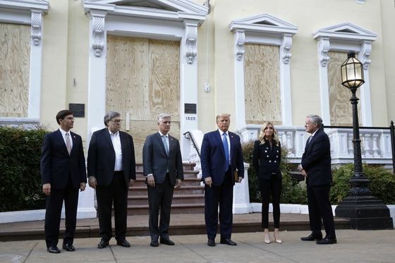 On June 1, the White House launched a photoshoot after dissolving peaceful protesters with tear gas.  Defense Secretary Mark Esper (left) followed President Donald Trump and later apologized after being criticized. [AP=연합뉴스]