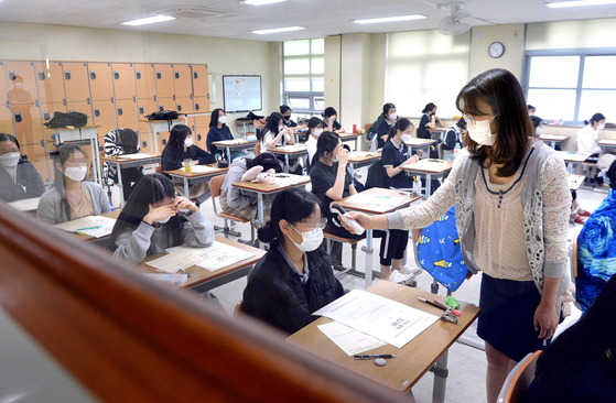 Before the 2021 college math test, the latest mock assessment for high school was conducted on September 16 at 2,500 testing centers, including designated high schools and academies across the country.  Freelancer Kim Seong-tae