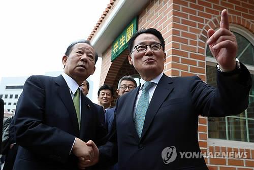 In June 2017, the Secretary of the Liberal Democratic Party of Japan, Toshihiro Nikai (left) visited Korea as a special envoy of then Japanese Prime Minister Shinzo Abe (left) toured the symbiosis center in Jukgyo-dong, Mokpo-si, Jeollanam- do, under the direction of former National Assembly representative Park Ji-won.  stalking. [연합뉴스]