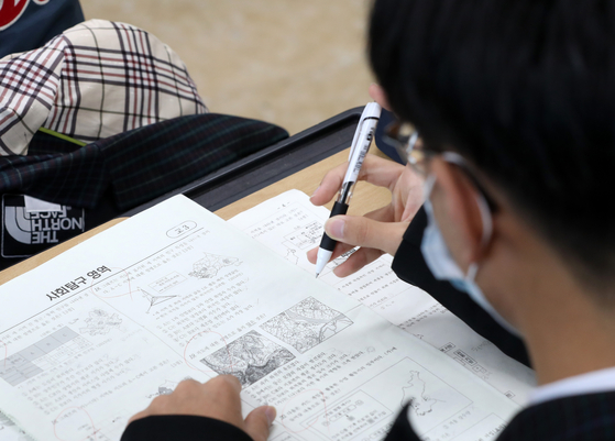 Upper secondary students are studying at Chuncheon High School in Gangwon-do on the morning of 3, 30 days before the 2021 College Scholastic Aptitude Test. Yunhap news