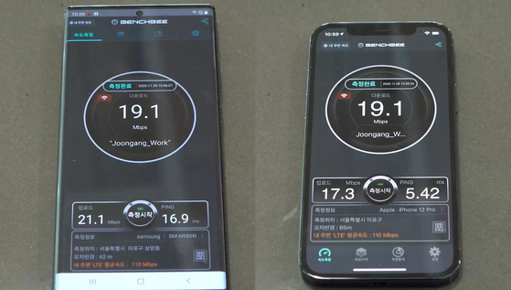 지난달 중앙일보가 새로 입주한 상암동 사옥에서 측정한 아이폰12(오른쪽)와 노트20의 5G 성능값. 김영민 기자