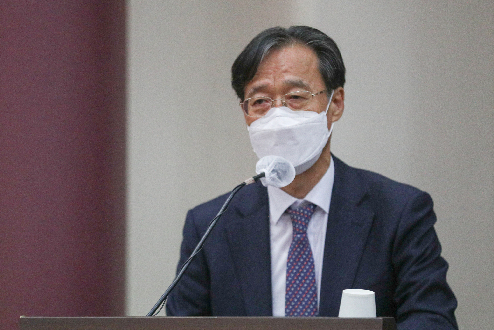 Dong-soo Dong-soo, chairman of the Democratic Party's Third Fair Economy Law TF, salutes at a public debate on fair economy legislation issues at the National Assembly Hall in Yeouido, Seoul on the afternoon of the 3rd Reporter Oh Jong-taek