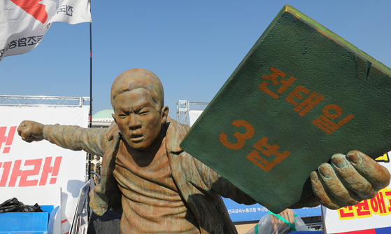 On the morning of the 12th, one day before the 50th anniversary of Jeon Tae-il's death, a sculpture is installed in front of the Yeouido National Assembly in Seoul to push for the legislation of Jeon Tae-il's Third Law.  The Third Law Jeon Tae-il's three laws include the revision of Article 11 of the Labor Standards Law, which requires all workers to apply the Labor Standards Law, the revision of Article 2 of the Trade Union Law, which guarantees the right to establish a union for specially employed workers, and the enactment of the Law of Corporate Punishments for Serious Accidents Caused by Death from Work Accidents.  Say.  News 1 