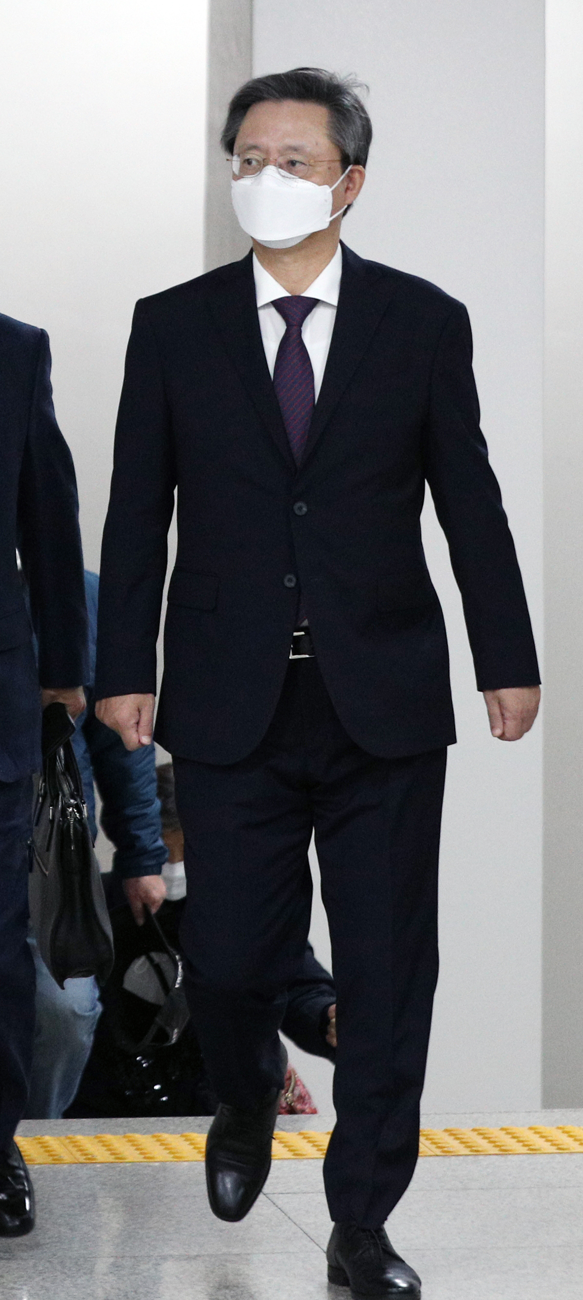 Former Blue House Chief Min Jeong-woo Woo Byeong-woo attends an appeal trial held at the Seoul High Court in Seocho-gu, Seoul on the afternoon of the 12th. News 1