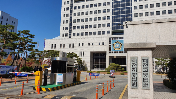 Daejeon High Court First Criminal Chamber dropped the court case sentenced to 20 years in prison by a man in his 30s who was charged with harming a friend after killing a friend for 30 years, and sentenced him to 25 years from prison.  Reporter Shin Jin-ho