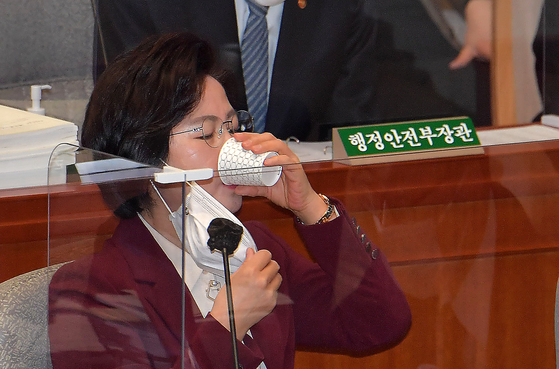 (Seoul = News 1) Reporter Seong Dong-hoon = Justice Minister Chu Mi-ae is drinking water at the general meeting of the Special Committee on Budget and Accounts held at the National Assembly in Yeouido, Seoul on the 12th. 2020.11.12 / News 1