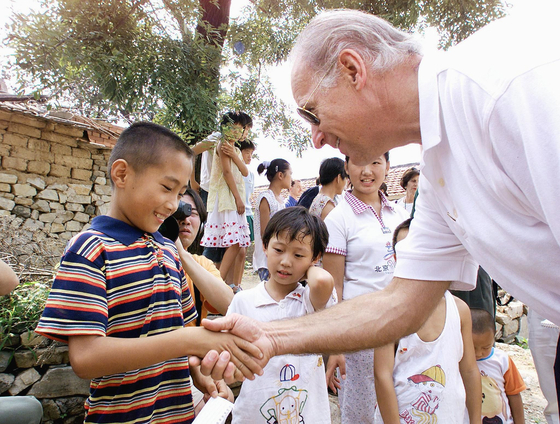 약 20년 전 중국의 한 시골 마을을 방문한 바이든 당시 상원 외교위원장 [AFP=연합뉴스]