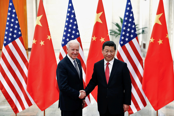 2013년 베이징에서 만난 당시. 조 바이든 미국 대통령 당선인(왼쪽)과 시진핑 중국 국가주석 [로이터=연합뉴스]