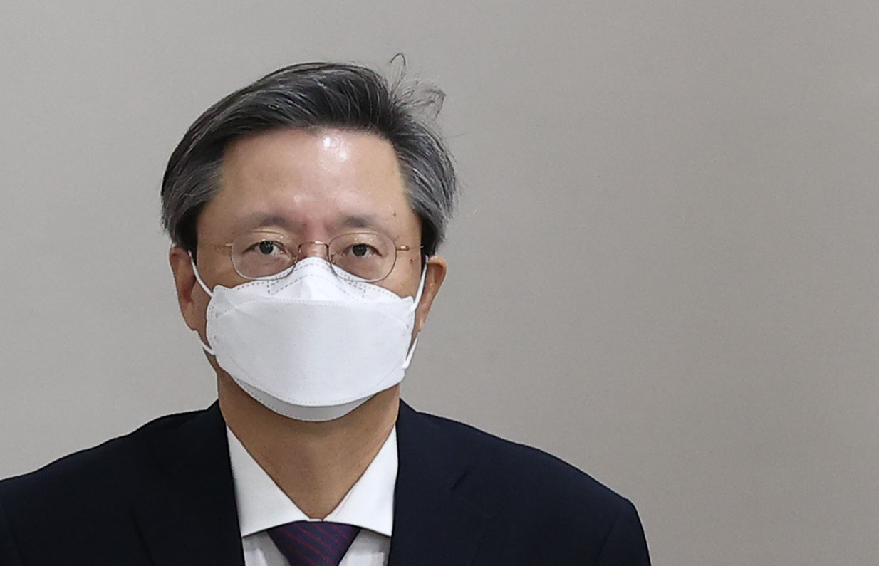 Woo Byeong-woo, former head of the Blue House, accused of tolerating the Park Geun-hye administration's `` Gukjeong Nongdan '' and illegal inspection through the National Intelligence Service, heads to court to attend a Follow-up trial held at the Seoul High Court in Seocho-gu, Seoul on the afternoon of the 12th. Yunhap news 