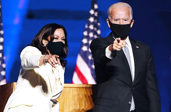 US President-elect Joe Biden (right) and Vice President-elect Kamala Harris point to cheering supporters as they declare victory in Wilmington, Delaware, on the 7th (local time). [EPA/연합]