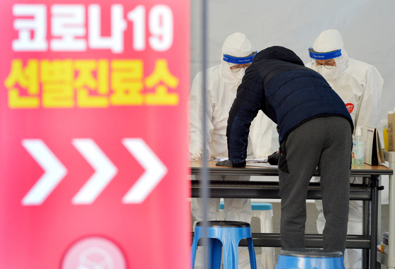 With the number of confirmed coronavirus (Corona 19) infections increasing day by day, medical staff are examining citizens at a corona19 screening clinic at a public health facility in Cheongju, Chungbuk on the 9th. Freelance worker Kim Seong -tae