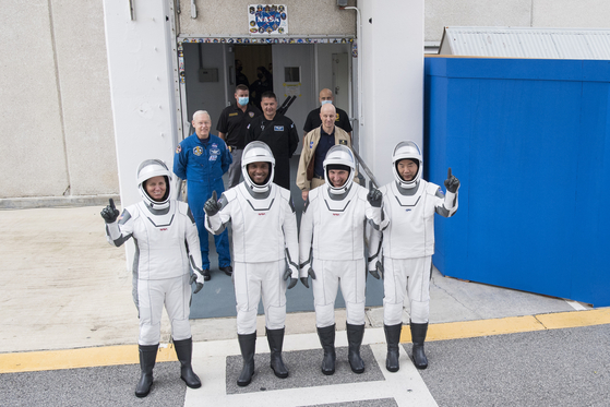 Crew-1 astronauts are showing their fingers to reporters wearing lightweight spacesuits at Kennedy Space Center in Cape Canaveral, Florida, on the 12th. From left: physicist Shannon Walker, the first African-American astronaut, Colonel Victor Glover, Captain Mike Hopkins and Soichi Noguchi of the Japan Aerospace Research and Development Organization.  UPI = Yonhap News