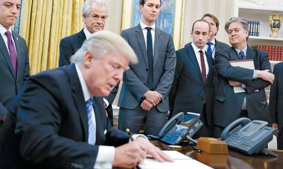 도널드 트럼프 미국 대통령이 취임식 사흘 뒤인 2017년 1월 23일 환태평양경제동반자협정(TPP)에서 탈퇴하는 행정명령에 서명하고 있다. [중앙포토]
