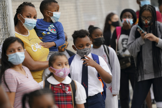 Students who attended school in the Bronx district of New York, USA in September, wear masks.  AP = Yonhap News