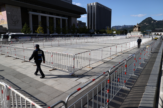 An iron fence erected in Gwanghwamun Square on October 9.  Yunhap news