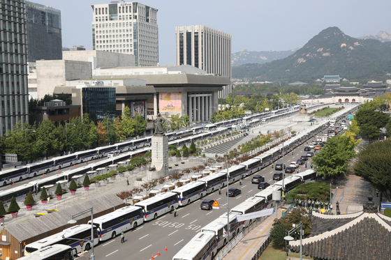 On the 3rd, when a conservative group announced the opening of the festival, the area around Gwanghwamun Square in Jongno-gu, Seoul is surrounded by fences and a wall of cars.  The police notified most of the ban on drive-throughs using vehicles reported by conservative groups, and only allowed demonstrations of 9 or fewer vehicles in Gangdong-gu approved by the administrative court.  News 1