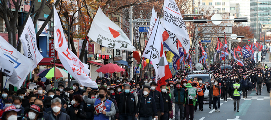 민주노총 울산본부 조합원들이 14일 오후 울산 남구 태화강 둔치에서 열린 '전태일 50주기 열사 정신 계승 전국 노동자대회'를 마치고 울산시청 방향으로 행진하고 있다. 뉴스1