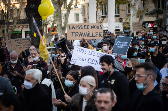 The scene of a protest against the COVID-19 blockade held in Marseille, southern France, on November 14.  In France, the conflict between citizens and the government against the blockade is increasing. [AFP=연합뉴스] 