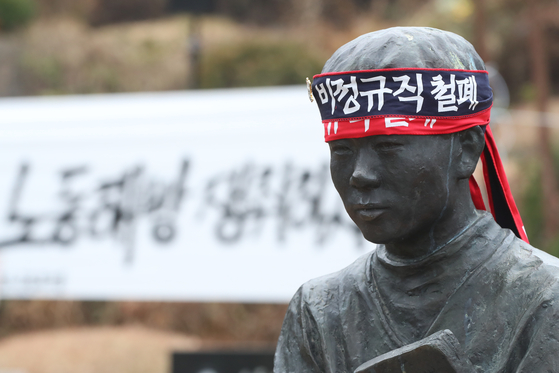 On the 13th, a memorial service for Jeon Tae-il's 50th anniversary was held at Moran Park in Namyangju, Gyeonggi-do.  Some of the attendees wore headbands around the statue of a former warrior in the park.  In celebration of the past 50th anniversary, the politician also continued to comment over the weekend.  Yunhap news