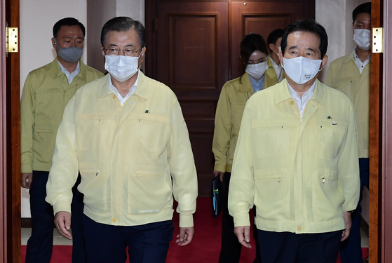 President Moon Jae-in (left) attends the torrential downpour emergency inspection meeting held at the Seoul Government Complex with Prime Minister Jeong Sye-gyun.  Photographic reporters of the Blue House