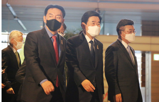 On the afternoon of the 13th, Kim Jin-pyo (center) and Democratic Party legislator Kim Jin-pyo, president of the Korea-Japan Congress Federation, joined the same party on the afternoon of the 13th with Representative Yoon Ho-jung (right), Rep. To prevent the Japanese prime minister from entering the prime minister's residence in Chiyoda district, Tokyo.  Yunhap news