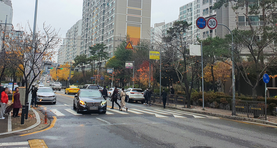 A crosswalk in Unam-dong, Buk-gu, Gwangju, where a 2-year-old boy died and a mother and a 4-year-old child died on the morning of the 17th. There are no traffic lights or drivers to yield, so that cars and people are entangled in the road.  Freelancer Jeongpil Jang