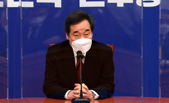 On the morning of the 18th, Nak-yeon Lee, leader of the Democratic Party of Korea, salutes at the awarding ceremony for the appointment of special advisers held at the National Assembly.  Reporter Oh Jong-taek 