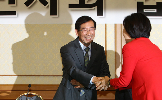 In 2011, Seoul Mayor Park Won-soon was confirmed as an opposition candidate after a solidarity with Ahn Cheol-soo, dean of the Graduate School of Convergence Science and Technology at Seoul National University, and a single contest with Democratic Party candidate Park Young-seon.  The photo shows the late Seoul Mayor Park Won-soon shaking hands with candidate Park Young-seon on September 28, 2011 at the signing ceremony for the unification of opposition candidates.  Central photo