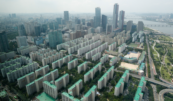 An apartment in central Seoul seen from the 63 Square observation deck, Yeongdeungpo-gu, Seoul.  News 1