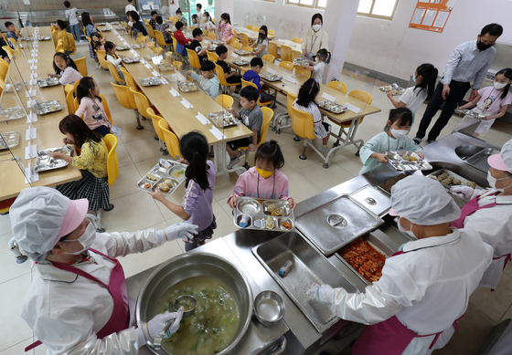 Primary school first grade students are receiving meals at Sujeong Primary School in Dong-gu, Busan.  Yunhap news