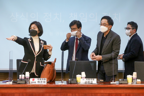 In addition, former Congressman Tae-seop Geum (second from right), who left the Democratic Party, attended a meeting of the first members of the People's Power in the Assembly Hall of the National Assembly on the 18th and greets legislators.  Reporter Oh Jong-taek