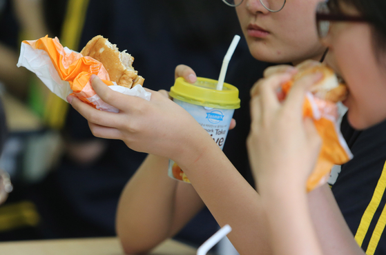 In July of last year, when non-regular workers like a food service center went on a general strike, a high school student was eating hamburgers and fruit drinks for lunch.  Yunhap news