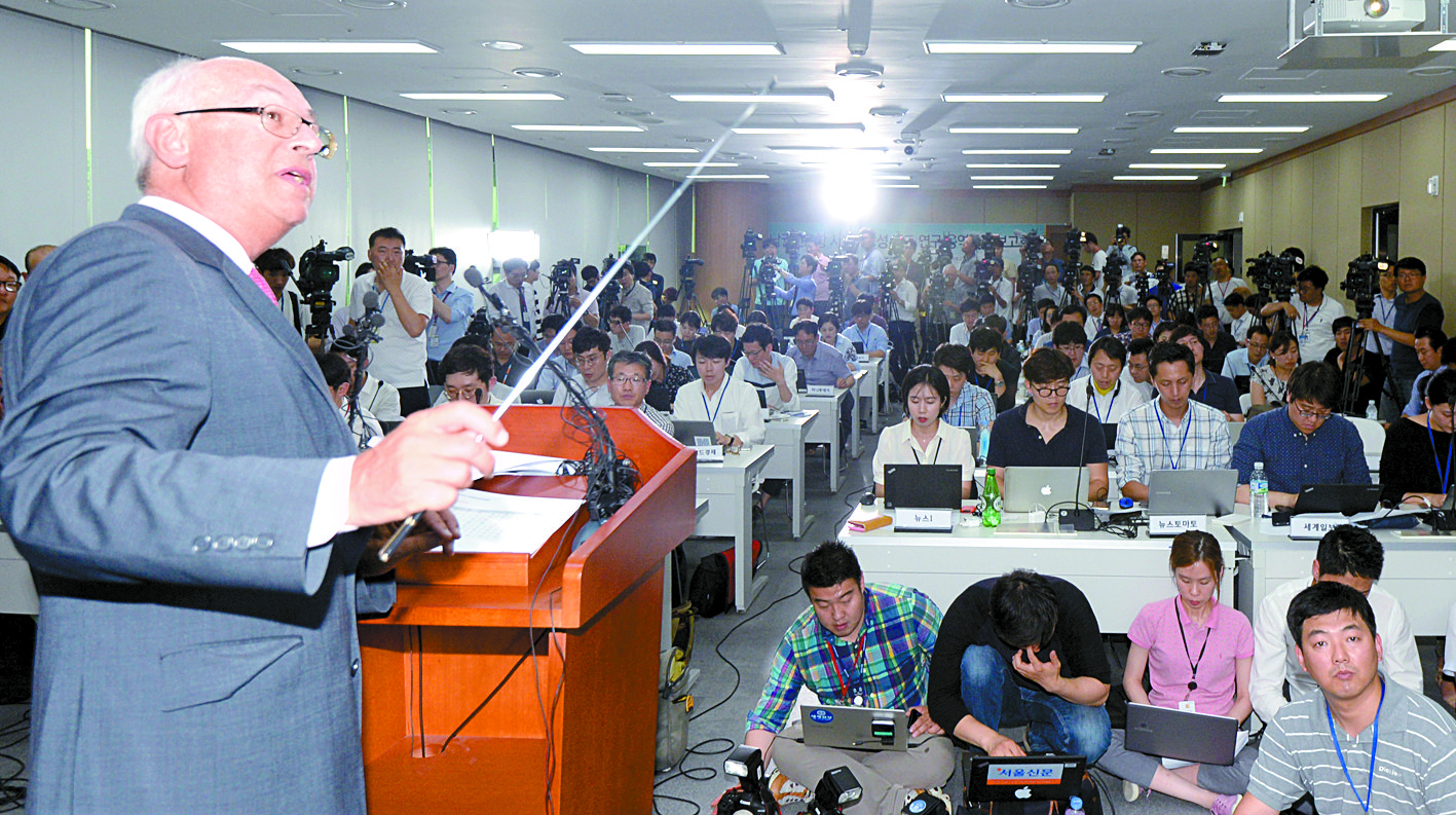 ADPi officials are announcing the results of the preliminary feasibility review service for a new airport in the Yeongnam region in 2016. [뉴시스]