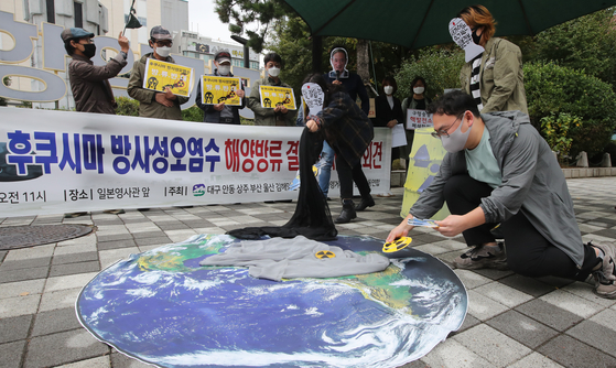 A press conference against the decision to release radioactive water from Fukushima into the sea was held on the morning of the 22nd last month in front of the statue of General Jeong Balm in Dong-gu, Busan.  Representatives of the Yeongnam Area Environmental Movement Association are holding a performance of discharging polluted water into the sea after a press conference.  Reporter Song Bong-geun