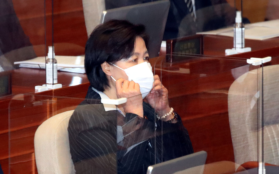 Justice Minister Chu Mi-ae is reshaping his mask at the plenary session of the National Assembly on the 19th. Minister Chu has yet to remove Prosecutor Chung's duties.  Reporter Oh Jong-taek