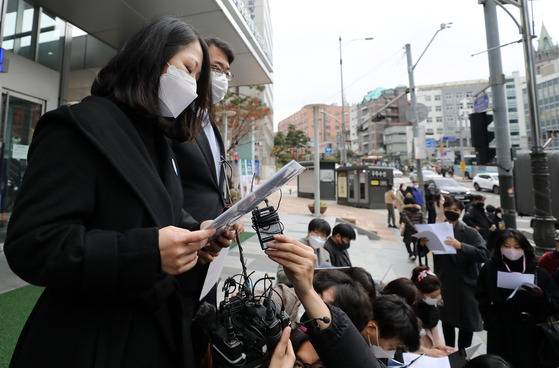 On the afternoon of the 20th, Lee's ex-wife made a statement on behalf of the survivors of the late Lee Mo, an official of the Ministry of Oceans and Fisheries, at the 'Press Conference for Petition of the National Conference on Human Rights of the Son of a Dead Public Official 'held at the Seoul National Human Rights Commission in Jung-gu, Seoul.  The son of a public official who was killed by the North Korean military filed a petition with the National Human Rights Commission (HRC) against Democratic Party lawmaker Shin Dong-geun and Maritime Police Commissioner Kim Hong-hee .  News 1 