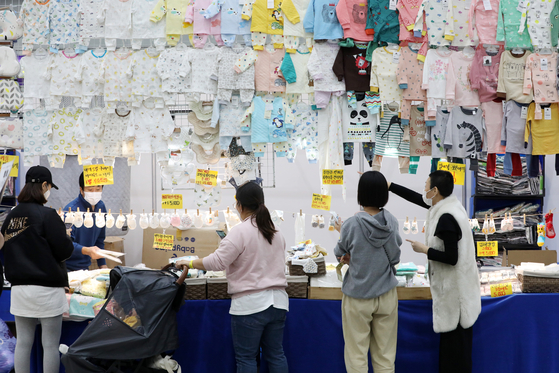  5일 오후 경기도 수원시 영통구 수원컨벤션센터에서 열린 2020 수원베이비페어를 찾은 관람객들이 다양한 육아용품을 살펴보고 있다. 뉴스1