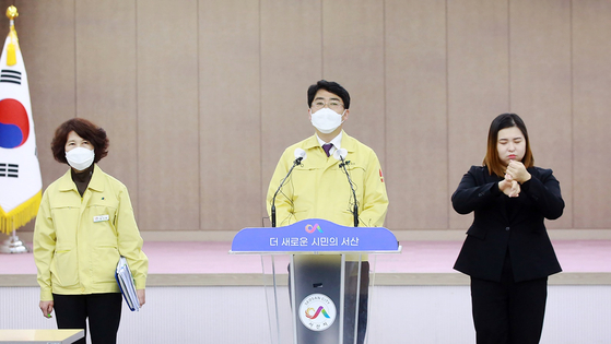 Maeng Jeong-ho, Mayor of Seosan, Chungnam (center), held a press conference to explain the measures related to the COVID-19 group infection that occurred in the 20th Fighter Wing of the Air Force.  Yunhap news