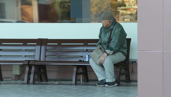 벤치에 앉아있는 일본의 노인. [중앙포토]