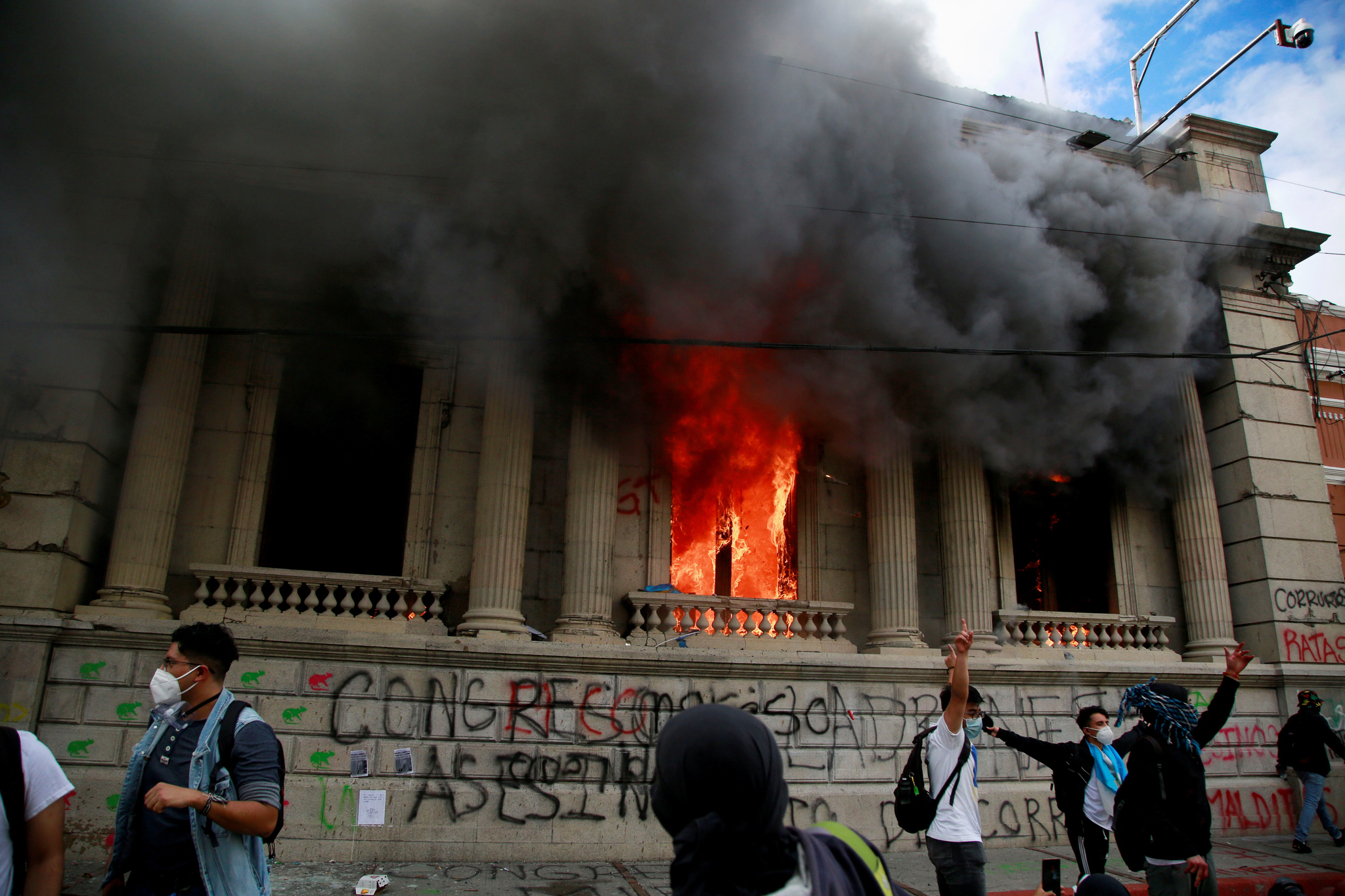 21 일 과테말라 시티의 국회 의사당이 반정부 시위대의 방화로 불타고있다. EPA = 연합 뉴스